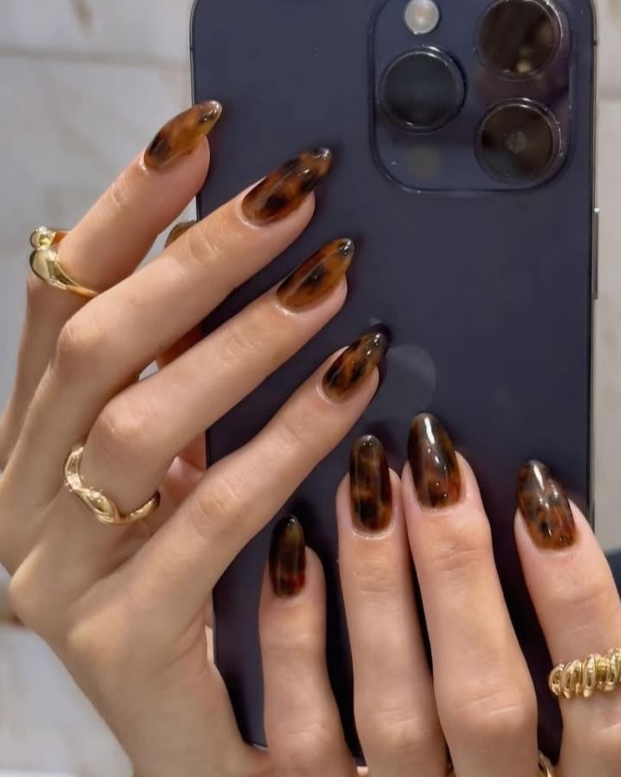 unhas marrom