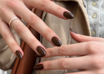 unhas marrom