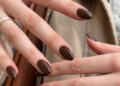 unhas marrom