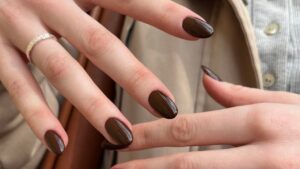 unhas marrom