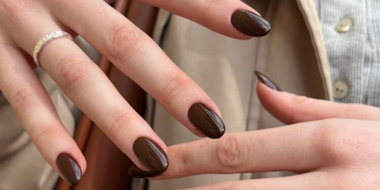 unhas marrom