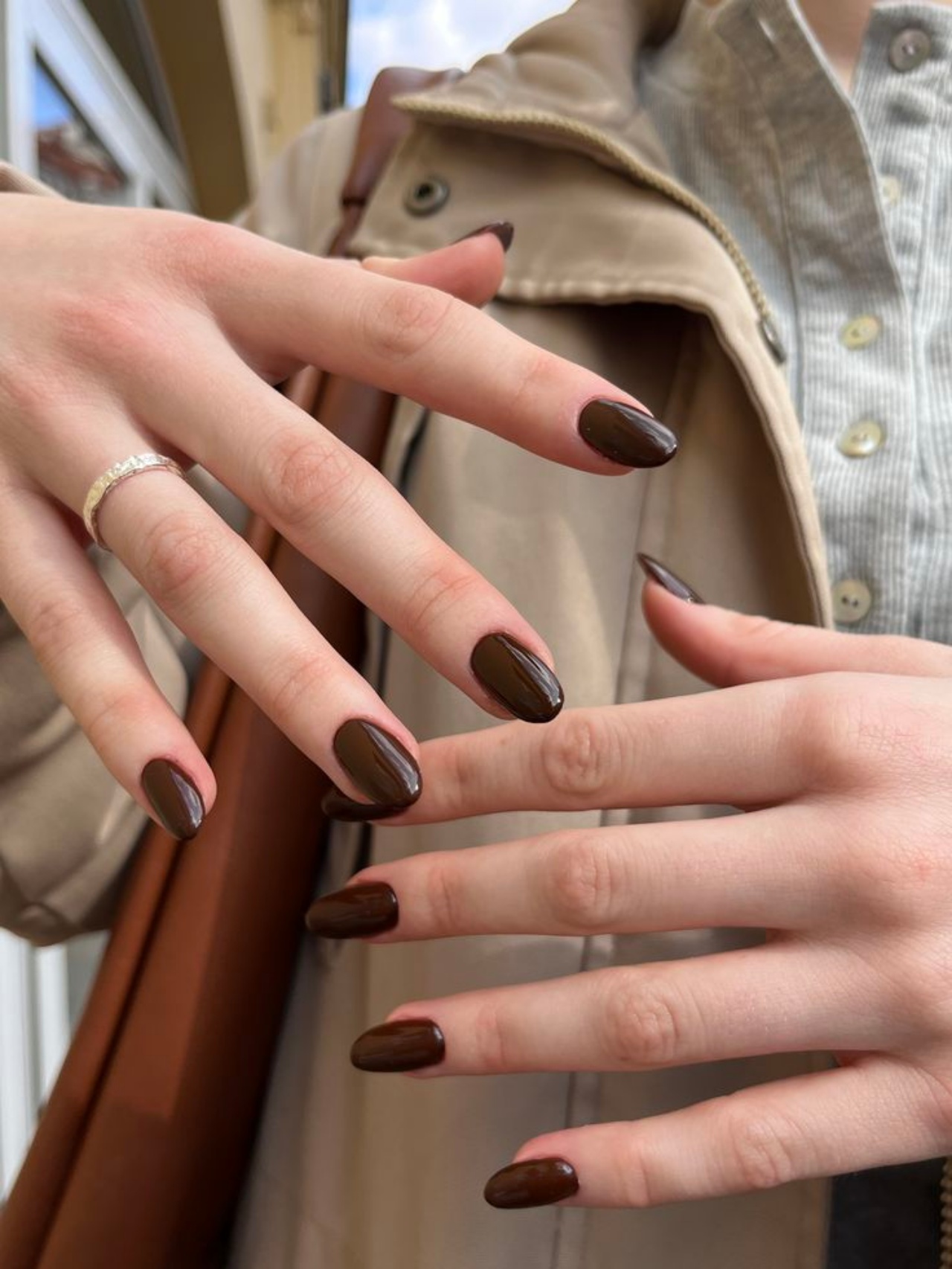 unhas marrom