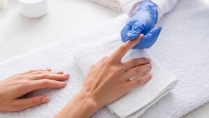 Esse esmalte está deixando as unhas elegantes modernas e sofisticadas