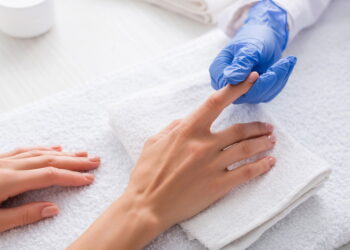 Esse esmalte está deixando as unhas elegantes modernas e sofisticadas
