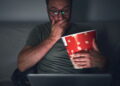 Ilustração de homem vendo série - Créditos: depositphotos.com / milangucci