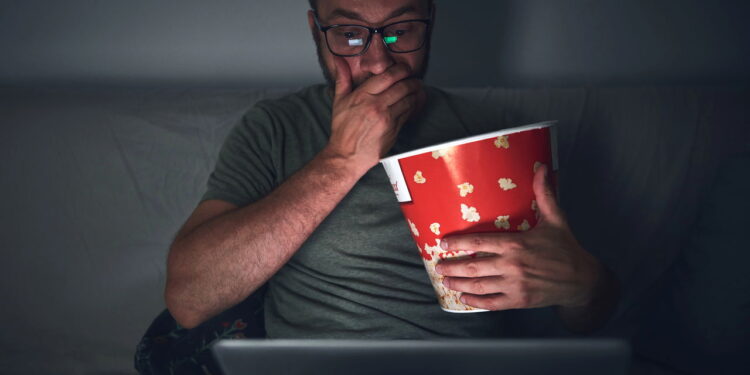 Ilustração de homem vendo série - Créditos: depositphotos.com / milangucci