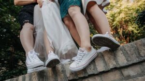 Como combinar o tênis em looks elegantes
