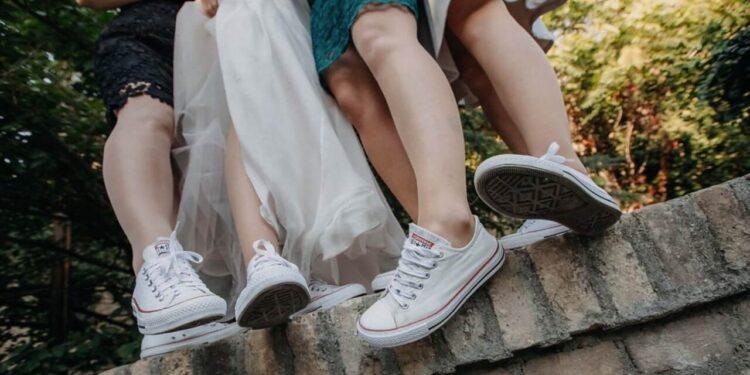 Como combinar o tênis em looks elegantes
