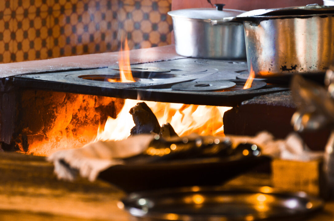 Os melhores truques para tirar cheiro de fritura da cozinha