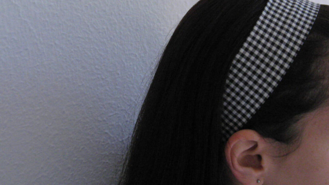 Como combinar faixas de cabelo com seu look