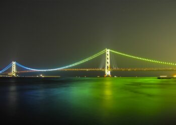Ponte Akashi Kaikyo a noite - Créditos: https://commons.wikimedia.org