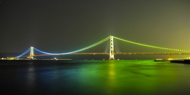Ponte Akashi Kaikyo a noite - Créditos: https://commons.wikimedia.org