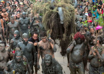 Pessoas na festa da lama - Créditos: depositphotos.com / xura
