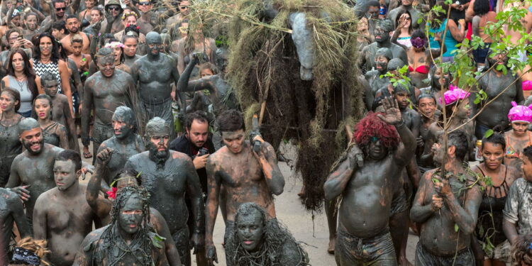 Pessoas na festa da lama - Créditos: depositphotos.com / xura