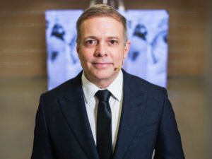 Dr. Hamilton Couto foi o responsável pelo procedimento com PMMA que devolveu a autoestima à paciente após o acidente. Foto: Divulgação