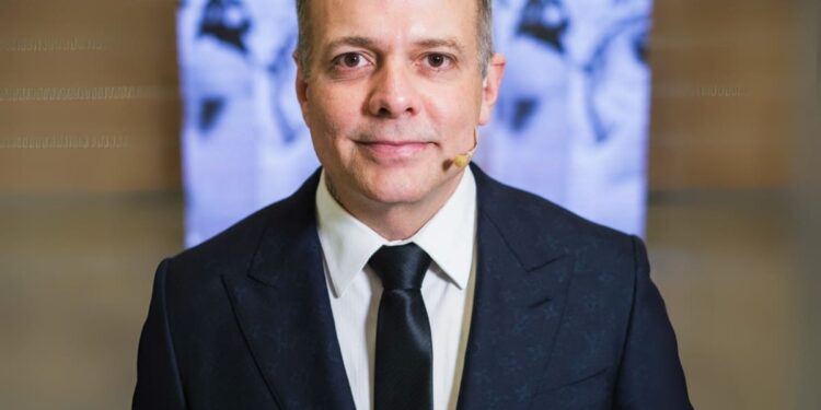 Dr. Hamilton Couto foi o responsável pelo procedimento com PMMA que devolveu a autoestima à paciente após o acidente. Foto: Divulgação