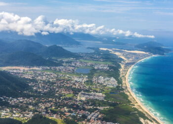 Vista das montanhas e praia de Florianópolis -  Créditos: depositphotos.com / Hackman