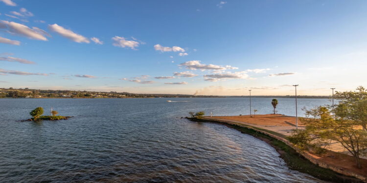 Lago Paranoá Brasília  - 
Créditos: depositphotos.com / diegograndi