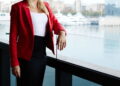 Mulher com look que passa credibilidade - Créditos: depositphotos.com / GaudiLab