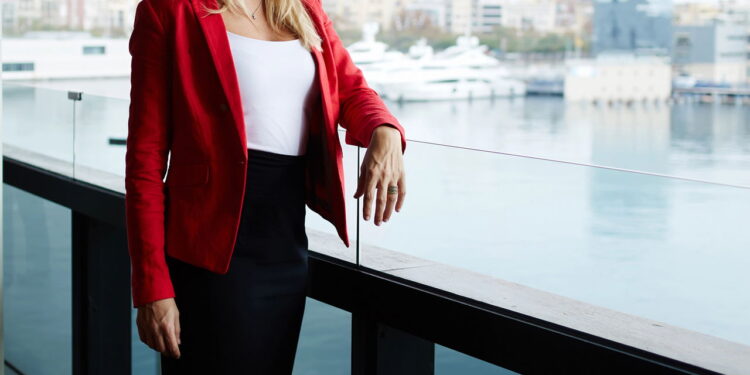 Mulher com look que passa credibilidade - Créditos: depositphotos.com / GaudiLab