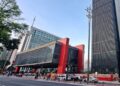 O Museu de Arte de São Paulo (MASP) é referência internacional em arte, reunindo obras de artistas brasileiros e estrangeiros em um edifício icônico na Avenida Paulista. Suas exposições interativas transformam a visita em aprendizado e lazer. Já o Museu do Amanhã, no Rio de Janeiro, oferece experiências imersivas ligadas à ciência e sustentabilidade. Estrutura moderna e tecnologia avançada permitem que visitantes compreendam desafios globais de forma envolvente. Como a arquitetura influencia a experiência nos museus brasileiros? A arquitetura é parte essencial da experiência. O Museu Oscar Niemeyer, em Curitiba, se destaca pelo design inovador que valoriza a arte e a interação com o público. Além disso, o Museu de Arte Moderna de Salvador (MAM Salvador) integra o acervo à paisagem da Bahia, permitindo que visitantes apreciem arte em harmonia com o entorno natural, ampliando a experiência sensorial. Quais coleções são imperdíveis para os visitantes? Coleções de arte moderna, contemporânea e patrimônio histórico atraem diferentes públicos. O Museu Histórico Nacional, no Rio de Janeiro, reúne objetos que contam a história do Brasil de forma educativa e envolvente. O Pinacoteca do Estado de São Paulo destaca-se por abrigar importantes obras de arte brasileira, com curadoria que valoriza artistas nacionais, conectando visitantes à trajetória cultural do país. Como exposições temporárias agregam valor à visita? Exposições temporárias ampliam o repertório cultural. Em cidades como Porto Alegre e Belo Horizonte, museus promovem mostras itinerantes que permitem conhecer coleções de outros estados e países sem sair da cidade. Além disso, oficinas, palestras e atividades interativas aumentam o engajamento do público, tornando a experiência mais dinâmica e educativa, ideal para famílias e estudantes. Quais estratégias tornam a visita aos museus mais proveitosa? Planejar a visita, conferir horários e adquirir ingressos antecipadamente facilita o acesso, evitando filas. Guias e audioguias complementam o conhecimento sobre as obras e o contexto histórico. Interagir com exposições digitais e espaços multimídia valoriza ainda mais a experiência, permitindo que visitantes explorem o acervo de forma inovadora e educativa. O que podemos aprender com os museus das capitais brasileiras? Explorar capitais com os melhores museus para visitar no Brasil promove aprendizado cultural e artístico. Cada museu oferece uma perspectiva única sobre história, arte e sociedade. Valorizar eventos, exposições e visitas guiadas fortalece o turismo cultural e incentiva a preservação do patrimônio histórico, tornando cada visita enriquecedora e memorável.