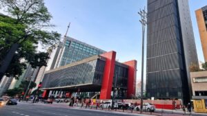 O Museu de Arte de São Paulo (MASP) é referência internacional em arte, reunindo obras de artistas brasileiros e estrangeiros em um edifício icônico na Avenida Paulista. Suas exposições interativas transformam a visita em aprendizado e lazer. Já o Museu do Amanhã, no Rio de Janeiro, oferece experiências imersivas ligadas à ciência e sustentabilidade. Estrutura moderna e tecnologia avançada permitem que visitantes compreendam desafios globais de forma envolvente. Como a arquitetura influencia a experiência nos museus brasileiros? A arquitetura é parte essencial da experiência. O Museu Oscar Niemeyer, em Curitiba, se destaca pelo design inovador que valoriza a arte e a interação com o público. Além disso, o Museu de Arte Moderna de Salvador (MAM Salvador) integra o acervo à paisagem da Bahia, permitindo que visitantes apreciem arte em harmonia com o entorno natural, ampliando a experiência sensorial. Quais coleções são imperdíveis para os visitantes? Coleções de arte moderna, contemporânea e patrimônio histórico atraem diferentes públicos. O Museu Histórico Nacional, no Rio de Janeiro, reúne objetos que contam a história do Brasil de forma educativa e envolvente. O Pinacoteca do Estado de São Paulo destaca-se por abrigar importantes obras de arte brasileira, com curadoria que valoriza artistas nacionais, conectando visitantes à trajetória cultural do país. Como exposições temporárias agregam valor à visita? Exposições temporárias ampliam o repertório cultural. Em cidades como Porto Alegre e Belo Horizonte, museus promovem mostras itinerantes que permitem conhecer coleções de outros estados e países sem sair da cidade. Além disso, oficinas, palestras e atividades interativas aumentam o engajamento do público, tornando a experiência mais dinâmica e educativa, ideal para famílias e estudantes. Quais estratégias tornam a visita aos museus mais proveitosa? Planejar a visita, conferir horários e adquirir ingressos antecipadamente facilita o acesso, evitando filas. Guias e audioguias complementam o conhecimento sobre as obras e o contexto histórico. Interagir com exposições digitais e espaços multimídia valoriza ainda mais a experiência, permitindo que visitantes explorem o acervo de forma inovadora e educativa. O que podemos aprender com os museus das capitais brasileiras? Explorar capitais com os melhores museus para visitar no Brasil promove aprendizado cultural e artístico. Cada museu oferece uma perspectiva única sobre história, arte e sociedade. Valorizar eventos, exposições e visitas guiadas fortalece o turismo cultural e incentiva a preservação do patrimônio histórico, tornando cada visita enriquecedora e memorável.