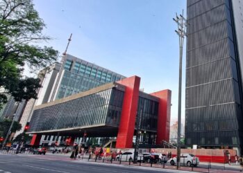 O Museu de Arte de São Paulo (MASP) é referência internacional em arte, reunindo obras de artistas brasileiros e estrangeiros em um edifício icônico na Avenida Paulista. Suas exposições interativas transformam a visita em aprendizado e lazer. Já o Museu do Amanhã, no Rio de Janeiro, oferece experiências imersivas ligadas à ciência e sustentabilidade. Estrutura moderna e tecnologia avançada permitem que visitantes compreendam desafios globais de forma envolvente. Como a arquitetura influencia a experiência nos museus brasileiros? A arquitetura é parte essencial da experiência. O Museu Oscar Niemeyer, em Curitiba, se destaca pelo design inovador que valoriza a arte e a interação com o público. Além disso, o Museu de Arte Moderna de Salvador (MAM Salvador) integra o acervo à paisagem da Bahia, permitindo que visitantes apreciem arte em harmonia com o entorno natural, ampliando a experiência sensorial. Quais coleções são imperdíveis para os visitantes? Coleções de arte moderna, contemporânea e patrimônio histórico atraem diferentes públicos. O Museu Histórico Nacional, no Rio de Janeiro, reúne objetos que contam a história do Brasil de forma educativa e envolvente. O Pinacoteca do Estado de São Paulo destaca-se por abrigar importantes obras de arte brasileira, com curadoria que valoriza artistas nacionais, conectando visitantes à trajetória cultural do país. Como exposições temporárias agregam valor à visita? Exposições temporárias ampliam o repertório cultural. Em cidades como Porto Alegre e Belo Horizonte, museus promovem mostras itinerantes que permitem conhecer coleções de outros estados e países sem sair da cidade. Além disso, oficinas, palestras e atividades interativas aumentam o engajamento do público, tornando a experiência mais dinâmica e educativa, ideal para famílias e estudantes. Quais estratégias tornam a visita aos museus mais proveitosa? Planejar a visita, conferir horários e adquirir ingressos antecipadamente facilita o acesso, evitando filas. Guias e audioguias complementam o conhecimento sobre as obras e o contexto histórico. Interagir com exposições digitais e espaços multimídia valoriza ainda mais a experiência, permitindo que visitantes explorem o acervo de forma inovadora e educativa. O que podemos aprender com os museus das capitais brasileiras? Explorar capitais com os melhores museus para visitar no Brasil promove aprendizado cultural e artístico. Cada museu oferece uma perspectiva única sobre história, arte e sociedade. Valorizar eventos, exposições e visitas guiadas fortalece o turismo cultural e incentiva a preservação do patrimônio histórico, tornando cada visita enriquecedora e memorável.