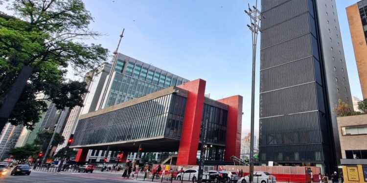 O Museu de Arte de São Paulo (MASP) é referência internacional em arte, reunindo obras de artistas brasileiros e estrangeiros em um edifício icônico na Avenida Paulista. Suas exposições interativas transformam a visita em aprendizado e lazer. Já o Museu do Amanhã, no Rio de Janeiro, oferece experiências imersivas ligadas à ciência e sustentabilidade. Estrutura moderna e tecnologia avançada permitem que visitantes compreendam desafios globais de forma envolvente. Como a arquitetura influencia a experiência nos museus brasileiros? A arquitetura é parte essencial da experiência. O Museu Oscar Niemeyer, em Curitiba, se destaca pelo design inovador que valoriza a arte e a interação com o público. Além disso, o Museu de Arte Moderna de Salvador (MAM Salvador) integra o acervo à paisagem da Bahia, permitindo que visitantes apreciem arte em harmonia com o entorno natural, ampliando a experiência sensorial. Quais coleções são imperdíveis para os visitantes? Coleções de arte moderna, contemporânea e patrimônio histórico atraem diferentes públicos. O Museu Histórico Nacional, no Rio de Janeiro, reúne objetos que contam a história do Brasil de forma educativa e envolvente. O Pinacoteca do Estado de São Paulo destaca-se por abrigar importantes obras de arte brasileira, com curadoria que valoriza artistas nacionais, conectando visitantes à trajetória cultural do país. Como exposições temporárias agregam valor à visita? Exposições temporárias ampliam o repertório cultural. Em cidades como Porto Alegre e Belo Horizonte, museus promovem mostras itinerantes que permitem conhecer coleções de outros estados e países sem sair da cidade. Além disso, oficinas, palestras e atividades interativas aumentam o engajamento do público, tornando a experiência mais dinâmica e educativa, ideal para famílias e estudantes. Quais estratégias tornam a visita aos museus mais proveitosa? Planejar a visita, conferir horários e adquirir ingressos antecipadamente facilita o acesso, evitando filas. Guias e audioguias complementam o conhecimento sobre as obras e o contexto histórico. Interagir com exposições digitais e espaços multimídia valoriza ainda mais a experiência, permitindo que visitantes explorem o acervo de forma inovadora e educativa. O que podemos aprender com os museus das capitais brasileiras? Explorar capitais com os melhores museus para visitar no Brasil promove aprendizado cultural e artístico. Cada museu oferece uma perspectiva única sobre história, arte e sociedade. Valorizar eventos, exposições e visitas guiadas fortalece o turismo cultural e incentiva a preservação do patrimônio histórico, tornando cada visita enriquecedora e memorável.
