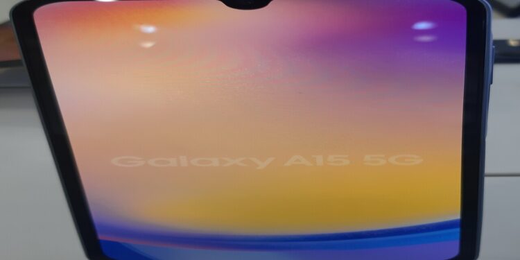 Samsung Galaxy A15 5G (1) - Créditos : commons.wikimedia.org