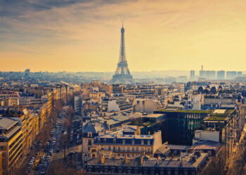 Visão da Torre Eiffel  Paris - Créditos: depositphotos.com / psychoshadow