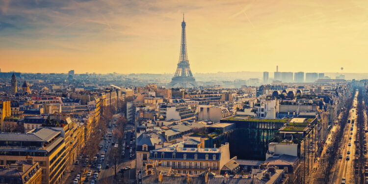 Visão da Torre Eiffel  Paris - Créditos: depositphotos.com / psychoshadow