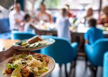 Pessoas em restaurante de bairro gastronomico - Créditos: depositphotos.com / Reject169
