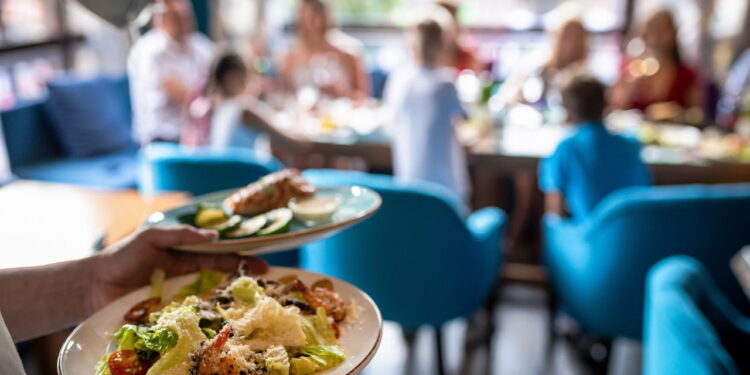 Pessoas em restaurante de bairro gastronomico - Créditos: depositphotos.com / Reject169