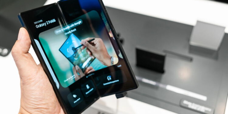 Celular Samsung Galaxy Z Fold6 5G - Créditos: depositphotos.com / Wongphoto