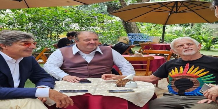 Olivier Anquier e Érick Jacquin, visitando ao Daniel Briand - Créditos: Imagem Divulgação Instagram @cafedanielbriand