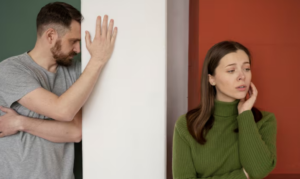 Agressão em casa deve ser denunciada. Foto: FreePik