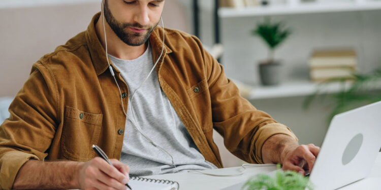 Homem estudando uma nova lingua - Créditos: depositphotos.com / AndrewLozovyi