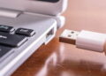 Cabo USB em notebook - Créditos: depositphotos.com / Bain