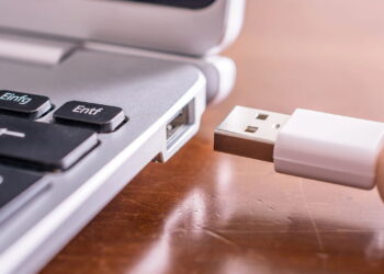 Cabo USB em notebook - Créditos: depositphotos.com / Bain