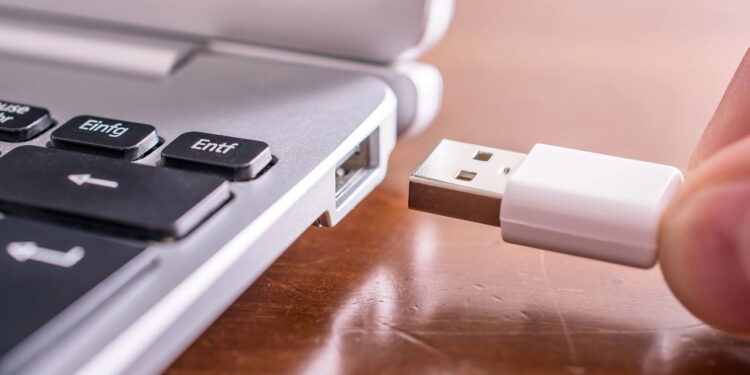 Cabo USB em notebook - Créditos: depositphotos.com / Bain