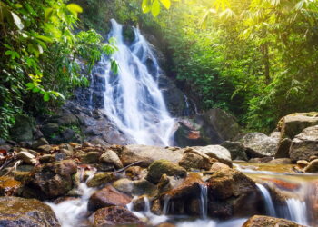 Dia ensolarado na cachoeira - Créditos: depositphotos.com / Patryk_Kosmider