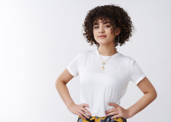 Camiseta branca - do básico ao luxo! Foto: FreePik