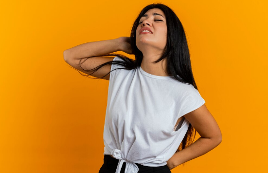 Camiseta branca - do básico ao luxo! Foto: FreePik