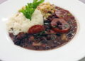 Prato tradicional do Brasil feijoada - Créditos: depositphotos.com / luisrftc