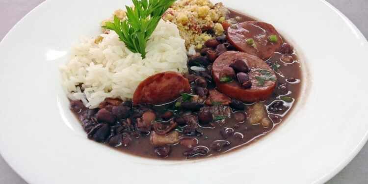 Prato tradicional do Brasil feijoada - Créditos: depositphotos.com / luisrftc