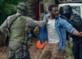 Narrativa intensa que equilibra drama pessoal e crises políticas internacionais