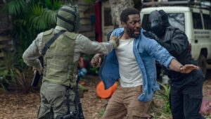 Narrativa intensa que equilibra drama pessoal e crises políticas internacionais