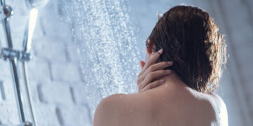 Veja como dormir de cabelo molhado pode estar te fazendo mal