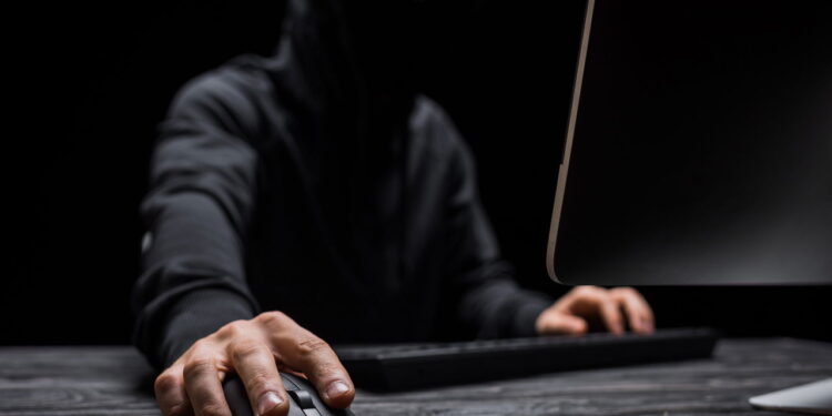 Hacker realizando ataque online - Créditos: depositphotos.com / VitalikRadko