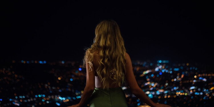 Perfumes intensos que combinam com moda noturna